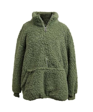
De Unique Living hoodie is ideaal voor de koudere herfst- en winterdagen op de camping of thuis! De hoodie is gemaakt van polyester en kan door iedereen gedragen worden! De hoodie is heerlijk zacht van binnen en zit hierdoor erg comfortabel. Verder is de hoodie voorzien van een buidelzakje, ideaal voor een paar kleine spulletjes. Heb jij het snel koud? In deze hoodie van Unique Living niet meer! De hoodie is verkrijgbaar in meerdere leuke kleuren!De belangrijkste informatie op een rijtje:- Ideaal voor de koude herfst- en winterdagen- Comfortabel model- Voorzien van een buidelzakje- Artikelen zijn per stuk te bestellenOver Unique LivingUnique Living heeft een uitgebreid assortiment aan sierkussens, kussenhoezen en tafeltextiel. De designs zijn stijlvol en tijdloos. De collectie varieert van rustige prints met sierlijke teksten tot hippe placemats die van elke eettafel een feestje maken. Je kunt de artikelen van Unique Living gebruiken als trendy details in de woonkamer of als blikvangers voor in uw buitenruimtes. Het assortiment is heel veelzijdig.  - Afmeting: 60x67 - Kleur: Groen - Materiaal: Polyester