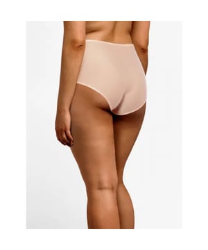 
Chic Essential

 

De fantasieband onthult op subtiele wijze de huid voor meer vrouwelijkheid. De perfecte mix van transparantie en dekking voor dagelijks gebruik. Een zachte en fijne mesh die zorgt voor optimaal comfort gedurende de dag. Het kleine C-sieraad van Chantelle voor subtiele afwerkingen.
 


 * Hoge taille slip
 * Bedekkend en ondersteunend effect
 * Vrouwelijke uitstraling met chevron patroon, borduursels en transparante details
 * Gladde stof aan de achterkant voor comfort en onzichtbaarheid onder kleding
 * Gevoerd met katoenen kruisje