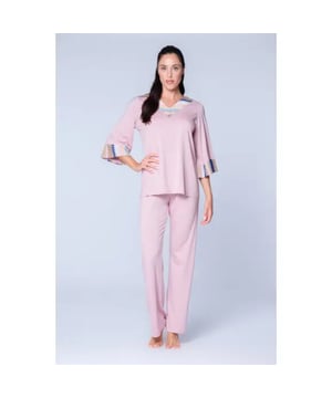 
Lange roze pyjama met inzetstukken van raschelstof - Uniek en bijzonder, deze zomerse damespyjama is gemaakt van licht poederroze effen viscose, met inzetstukken van verfijnde raschelstof in een zig-zig-patroon bij de hals en de mouwen. Deze pyjama is eenvoudig maar verfijnd, ontworpen voor degenen die elegant en chic willen zijn als ze naar bed gaan of thuis blijven.

VERENIGD: 95%VI 5%EA ZIG-ZAG: 89%VI 6%PL 5%PA