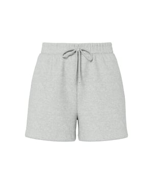 
De sweatshorts van Pieces combineren comfort met een trendy uitstraling, perfect voor casual loungewear of een relaxte zomerse outfit. Deze dames shorts in effen kleur zijn gemaakt van zachte sweatstof met gerecycled polyester en hebben een elastische tailleband met koordsluiting. De loose fit en high rise zorgen voor een comfortabele en flatterende pasvorm.