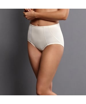 
Pantyslip uit de Clara Art collectie. Elegant en vrouwelijk presenteert zich deze corrigerende pantyslip, perfect onder tekenende kleding. Vormend, met powertule versterkt voorpand, vormt de buik en heupen en zorgt voor een slank, vrouwelijk silhouet.

  Materiaal/verwerking: * voering van Powertule in het voorpand * katoenen kruisje.

 Bovenstof

  
 * 63% Polyamide 
 * 37% Elastaan  | Materiaal info: 45% polyester 40% polyamide 15% elastaan | Wasinstructie: Handwas niet geschikt voor de droger