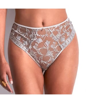 
Stap in Betoverende Comfort met de 2D25 - Magnetic Spell Hoge Slip!

Trakteer jezelf op ultiem comfort en tijdloze elegantie met onze 2D25 - Magnetic Spell Hoge Slip. Deze slip is niet zomaar een stuk lingerie; het is een ervaring van luxe die je omhult met zachte omhelzing en betoverende stijl.

Kenmerken:


 * Hoogwaardig Design: De Magnetic Spell Hoge Slip straalt verfijning uit dankzij zijn hoogwaardige afwerking en tijdloos design. Het is niet alleen een kledingstuk, maar een symbool van pure luxe dat je elke keer dat je het draagt, verwent.


 * Delicaat Kantwerk: Het subtiel ingebedde kantwerk voegt een vleugje romantiek toe aan de slip. Elk detail is doordacht, waardoor deze slip niet alleen functioneel is, maar ook een kunstwerk voor je lingerielade.


 * Ultiem Comfort: Met een perfecte pasvorm en een hoge taille biedt deze slip ongeëvenaard comfort dat de hele dag meegaat. Laat je omhullen door de zachte stoffen en ervaar de vrijheid van onbezorgdheid.

Grondstoffen:

Gemaakt van hoogwaardige materialen, combineert de Magnetic Spell Hoge Slip zachte stoffen met verfijnd kant. Deze combinatie van comfort en elegantie maakt deze slip tot een must-have voor vrouwen die op zoek zijn naar een vleugje luxe in hun dagelijkse leven.

Wasvoorschriften:

Om de pracht van je Magnetic Spell Hoge Slip te behouden, volg je deze eenvoudige wasvoorschriften:


 * Handwas: Geef je slip de zorg die het verdient door het met de hand te wassen in koud water met een mild wasmiddel.


 * Liggend laten drogen: Laat de slip plat drogen om de vorm en het delicate kantwerk te behouden. Vermijd wringen of uitwringen om de levensduur te verlengen.


 * Apart wassen: Was de slip apart van andere kledingstukken om kleurbehoud te waarborgen en wrijving te voorkomen.

Trakteer jezelf op het betoverende comfort van de 2D25 - Magnetic Spell Hoge Slip. Bestel nu en omarm de luxe van subtiele elegantie in je dagelijkse lingeriecollectie!