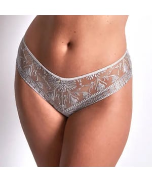 
Betover jezelf met de 2D94 - Magnetic Spell Shorty!

Duik in luxe en comfort met onze 2D94 - Magnetic Spell Shorty. Deze verleidelijke shorty is niet zomaar ondergoed; het is een kunstwerk dat moeiteloos stijl en comfort combineert.

Kenmerken:


 * Moderne Elegantie: De 2D94 - Magnetic Spell Shorty straalt moderne elegantie uit met zijn perfecte pasvorm en eigentijds ontwerp. Het is ontworpen om je natuurlijke vormen te omarmen en je een zelfverzekerd gevoel te geven.


 * Zacht en Ademend: Gemaakt van zachte, ademende stoffen, voelt deze shorty aan als een tweede huid. Je zult genieten van het comfortabele gevoel, of je nu onderweg bent of ontspant.


 * Betoverend Kantwerk: Het betoverende kantwerk voegt een vleugje verfijning toe aan de shorty. Het is een subtiele maar krachtige toevoeging die deze shorty onderscheidt van de rest.

Grondstoffen:

De Magnetic Spell Shorty is vervaardigd uit hoogwaardige materialen, waaronder zachte stoffen en verfijnd kantwerk. Deze combinatie van materialen creëert een luxueus gevoel en een sensuele uitstraling.


 * Materiaal: 71% Polyester, 25% Polyamide, 4% Elastaan 

Wasvoorschriften:

Om de kwaliteit van je Magnetic Spell Shorty te behouden, volg je deze eenvoudige wasvoorschriften:


 * Handwas: Geef je shorty de aandacht die het verdient door het met de hand te wassen in koud water met een mild wasmiddel.


 * Liggend laten drogen: Leg de shorty plat om te drogen om de vorm en het delicate kantwerk te behouden. Vermijd wringen of uitwringen om de levensduur te verlengen.


 * Apart wassen: Was de shorty apart van andere kledingstukken om kleurbehoud te waarborgen en wrijving te voorkomen.

Laat de Betovering Beginnen:

Bestel de 2D94 - Magnetic Spell Shorty nu en omarm de betovering van verfijnde lingerie die zowel stijlvol als comfortabel is!