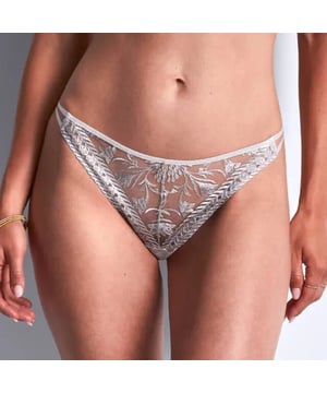 
Betover jezelf met de 2D26 - Magnetic Spell Tanga!

Stap in de wereld van subtiele verleiding en tijdloze allure met onze 2D26 - Magnetic Spell Tanga. Deze tanga is meer dan enkel lingerie; het is een kunstwerk dat jouw vrouwelijkheid accentueert met een vleugje magie.

Kenmerken:


 * Verfijnde Verleiding: De Magnetic Spell Tanga belichaamt verfijnde verleiding met zijn delicaat kantwerk en sensuele ontwerp. Voel de betovering terwijl het zachtjes je rondingen omhelst, waardoor je je zelfverzekerd en onweerstaanbaar voelt.


 * Perfecte Pasvorm: Ontworpen voor ultiem comfort en een perfecte pasvorm, biedt de tanga een zachte en sensuele ervaring. Het omhult je heupen op een manier die jouw natuurlijke schoonheid accentueert.


 * Subtiele Details: Elk detail, van de fijne afwerking tot de verleidelijke snit, draagt bij aan de subtiliteit en elegantie van de Magnetic Spell Tanga. Het is ontworpen om je zelfvertrouwen te vergroten en je innerlijke schoonheid te laten stralen.

Grondstoffen:

Gemaakt van hoogwaardige materialen zoals zacht kant en luxueuze stoffen, voelt de Magnetic Spell Tanga als een streling op de huid. Deze mix van comfort en klasse maakt het niet alleen een lust voor het oog, maar ook een genot om te dragen.

Wasvoorschriften:

Om de pracht van je Magnetic Spell Tanga te behouden, volg je deze eenvoudige wasvoorschriften:


 * Handwas: Geef je tanga de zorg die het verdient door het met de hand te wassen in koud water met een mild wasmiddel.


 * Liggend laten drogen: Laat de tanga plat drogen om de vorm en het delicate kantwerk te behouden. Vermijd wringen of uitwringen om de levensduur te verlengen.


 * Apart wassen: Was de tanga apart van andere kledingstukken om kleurbehoud te waarborgen en wrijving te voorkomen.

Ervaar de betovering van de 2D26 - Magnetic Spell Tanga en voel de magie van luxueuze lingerie die ontworpen is om jou te laten stralen! Bestel nu en omarm de schoonheid van subtiele verleiding.