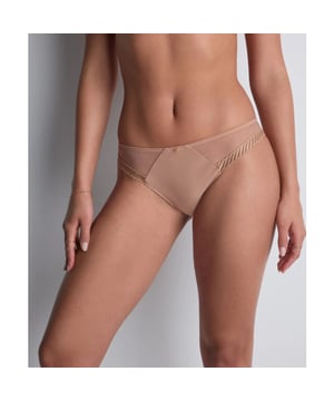 
De Sheer Emotion Brazilian slip is bedekkend en comfortabel en accentueert de heupen door de sexy en elegante transparante tule, geaccentueerd door grafische borduursels en een modern juweel. Gemaakt van volledig zacht gaas en naadloos aan de achterkant, waardoor het onzichtbaar is onder kleding. De Sheer Emotion Brazilian slips gemaakt van gerecyclede materialen Visueel zeer rijke grafische borduursels die de producten structureren < Strakke mesh-rug op de Brazilian slips voor onzichtbaar dragen in volledig comfort

 Borduurwerk: 78% polyester, 16% polyamide, 6% elastaan
​​Basis: 100% katoen
Mesh: 82% polyamide, 18% elastaan
​​Tule: 82% polyamide, 18% elastaan

 | Materiaal info: 45% Polyester 40% Polyamide 15% Elastaan | Wasinstructie: Handwas niet geschikt voor de droger
