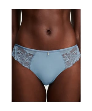 
Geniet van Luxe en Elegantie met de C17Q90 - Chantelle Orangerie Dream Tanga!

Stap in een wereld van verfijning en comfort met de C17Q90 - Chantelle Orangerie Dream Tanga. Deze tanga is niet alleen lingerie; het is een uiting van luxe en stijl die elke dag bijzonder maakt.

Kenmerken:


 * Verleidelijk Comfort: De C17Q90 Tanga uit de Orangerie Dream-collectie is ontworpen voor verleidelijk comfort. De zachte stoffen omhelzen je natuurlijke vormen en bieden een perfecte combinatie van comfort en sensualiteit.


 * Elegante Stijl: Laat je verleiden door de elegante stijl van de tanga met verfijnde kanten details en een vleiende snit. Het is een tijdloos stuk dat je zelfvertrouwen een boost geeft.


 * Perfecte Pasvorm: De tanga biedt een perfecte pasvorm, waardoor je je de hele dag comfortabel en zelfverzekerd voelt, of je nu aan het werk bent of een avondje uitgaat.

Samenstelling:


 * Product: C17Q90 - Chantelle Orangerie Dream Tanga
 * Materialen: Hoewel de exacte samenstelling kan variëren, bevatten typische materialen een mix van polyamide, elastaan en polyester voor een optimale combinatie van flexibiliteit en duurzaamheid.Grondstoffen:

De C17Q90 - Chantelle Orangerie Dream Tanga wordt vervaardigd uit zorgvuldig geselecteerde grondstoffen, waardoor comfort en duurzaamheid centraal staan. Elke stof draagt bij aan de luxe uitstraling en het zachte gevoel op de huid.

Wasvoorschriften:

Om de schoonheid van je Chantelle Orangerie Dream Tanga te behouden, volg je deze eenvoudige wasvoorschriften:


 * Zachte Was: Was de tanga met de hand in koud water met een mild wasmiddel om de delicate kanten en stoffen te beschermen.


 * Liggend laten drogen: Laat de tanga plat drogen om de vorm te behouden en eventuele vervorming te voorkomen.


 * Vermijd Wringen: Om de elasticiteit van de stof te behouden, vermijd wringen of knijpen.

Trakteer Jezelf op Luxe:

Bestel nu de C17Q90 - Chantelle Orangerie Dream Tanga en ervaar de perfecte combinatie van comfort en elegantie die je dagelijkse lingerie een vleugje luxe geeft!