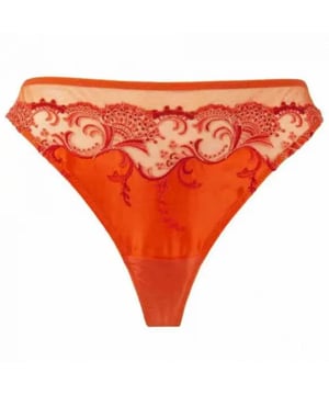 
• Zijde
• Zeer hoge snit
• Inzetstukken van tule en borduursel rond de dijen
• Zachte tule achterkant met een kleine opening versierd met een satijnen strik aan de achterkant
• Broekje gevoerd met 100% katoen

Over Splendeur Soie: Deze luxueuze en elegante collectie combineert op delicate wijze de onderscheidende knowhow van het huis Lise Charmel met de sensualiteit van zijde en biedt zo een onvergelijkbare verleiding.

50% Soie, 24% Polyamide, 12% Polyester, 8% Coton, 6% Élasthanne