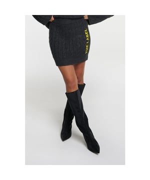 
Kleur: ANTRACITE MELANGE<br>
Materiaal: 93% Cotton / 7% Polyamide / Nylon<br>
Het model is 1,76m en draagt maat S