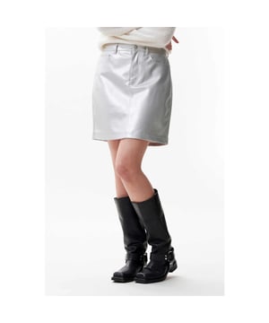 
<p>Korte vegan leather rok in 5-pocket model met mat zilveren finisch.</p><br>Kleur: Silver <br>
Materiaal: 100% pu<br>
Model Valerie is 1.76m lang en draagt maat 36<br>
Aangesloten pasvorm