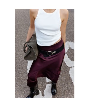 
<p>Een lange slanke rok van satijn look met elastische tailleband.</p><br>kleur: winetasting<br>
78% Viscose, 22% Polyester<br>
Model is 1.76m lang en draagt maat 36
