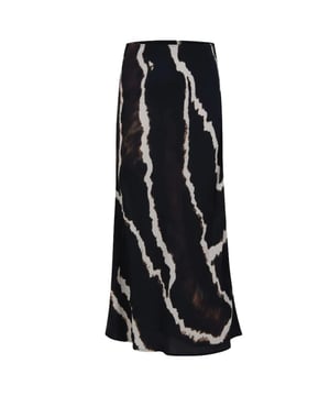 
Mooie zwarte lange rok met print van het merk Coster Copenhagen. De zwarte print rok heeft een elastische tailleband en valt strak om de heupen.
Combineer de lange rok met een off-witte, bruine of zwarte effen trui zoals de witte bouclé trui van Coster Copenhagen. Materiaal: 100% viscose.