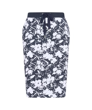 Scoor dit prachtige HV Society item nu in de uitverkoop in de HV Society outlet op V&D.
* Sportief, elegant sweatstof rokje * Effen en allover print zacht, elastisch viscose/katoensweatstof * Effen shell-stof taille, verstelbaar dankzij koord met merk * 2 insteekzakken op de voorkant * 2 nepzakken op de achterkant * Metalen logoplaatje op de voorkant * Geborduurd logo op de achterkant 48% cotton 47% modal 5% elastan