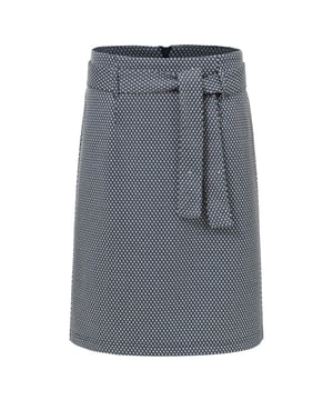 
"Upgrade uw garderobe met onze luxueuze jacquard geruite rok. Met elegante nep welt zakken met een chique knoopdetail aan de voorkant straalt deze rok elegantie en stijl uit. De blinde rits aan de achterkant zorgt voor een naadloze afwerking, terwijl het merkplaatje aan de voorkant een vleugje ontwerperflair toevoegt. Maak een statement met deze trendy en chique rok die moeiteloos van dag naar nacht overgaat." 82% polyester 14% viscose 4% elastan