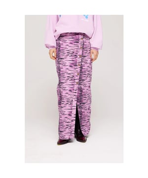 
<p>Turn heads with every step. De DYANA skirt is een echte eyecatcher dankzij de opvallende tijgerprint. Het nauwsluitende model accentueert je silhouet en de knoopsluiting aan de voorkant voegt een speels detail toe. De subtiele split zorgt voor een vleugje elegantie en bewegingsvrijheid. De rok is gemaakt van een comfortabele, stevige stof die perfect aansluit. Combineer met de LAKAAN sweater voor een trendy contrast of draag hem met de FENN longsleeve voor een sophisticated look. Of je nu gaat voor casual chic of een statement wilt maken, deze rok laat je altijd stralen. Ready to steal the spotlight?</p><br>Kleur: trashy tiger <br>
Materiaal: 100% katoen<br>
Het model is 178 cm en draagt maat S