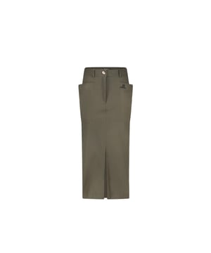 
De Petra skirt technical jersey SU524238 van JANE LUSHKA is een lange rok met split aan de voorkant, rits-knoopsluiting, riemlusjes, opgestikte zakken aan de voorkant en een zijwaardse split aan de achterkant. Deze rok is uitgevoerd in de kleur Army en het model op de foto is 1.79cm lang en draagt maat S.