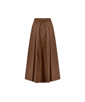 
De Rapa Cotton Pants van JANE LUSHKA in bruin is een stijlvolle en comfortabele keuze voor elke dag. Deze wijde rokbroek combineert het beste van een zwierige rok en een luchtige broek, waardoor je moeiteloos elegantie en gemak uitstraalt. De elastische tailleband met trekkoord zorgt voor een perfecte pasvorm en de praktische steekzakken voegen een casual touch toe. <br />Gemaakt van hoogwaardig katoen voor een ademend en soepel draagcomfort. Draag het met de Cotton Fibers Line Pullover 25018.<br /><br />Productspecificaties:<br />-Kleur Bruin<br />-Pasvorm: Losvallend & comfortabel<br />-Taille: Elastische band met trekkoord<br />-Slutiing: Geen<br />-Zakken: Steekzakken aan de voorkant<br />-Materiaal: 100% katoen