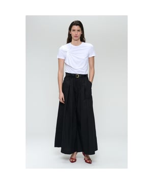 
De Rapa Cotton Pants van JANE LUSHKA in diep donker is een stijlvolle en comfortabele keuze voor elke dag. Deze wijde rokbroek combineert het beste van een zwierige rok en een luchtige broek, waardoor je moeiteloos elegantie en gemak uitstraalt. <br />De elastische tailleband met trekkoord zorgt voor een perfecte pasvorm en de praktische steekzakken voegen een casual touch toe. Gemaakt van hoogwaardig katoen voor een ademend en soepel draagcomfort. Draag het met de Mary Mix Cotton Top P251895.<br /><br />Productspecificaties:<br />-Kleur Black<br />-Pasvorm: Losvallend & comfortabel<br />-Taille: Elastische band met trekkoord<br />-Slutiing: Geen<br />-Zakken: Steekzakken aan de voorkant<br />-Materiaal: 100% katoen
