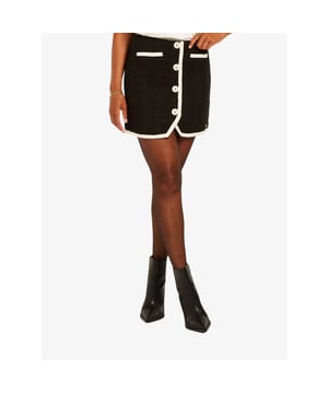 
De Josh V Noreen rok in Black is een verfijnd item gemaakt van boucle. Dit aansluitende rokje sluit met een blinde ritssluiting en heeft elastiek aan de achterzijde van de taille voor extra comfort. De Josh V branded knoopjes geven een luxe finishing touch. Draag deze prachtige rok als onderdeel van een co-ord set met de bijpassende Monica blazer voor een complete en stijlvolle look.