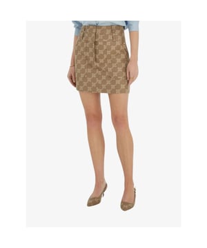 
De JOSH V Hava dames rok in de kleur Mink is een minirok met een all-over jacquard geweven logopatroon. Aan de achterzijde is een verstelbaar gespdetail verwerkt. Deze logo minirok leent zich voor verschillende gelegenheden. Combineer het rokje met de bijpassende JOSH V Remi cropped blazer voor een unieke co-ord set, of met een blouse voor een casual look. Dit item valt klein, wij raden een maat groter aan.