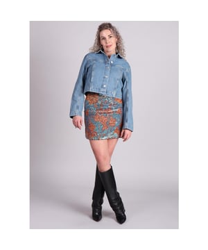
Met de Studio Amaya Lua Rok Paillets steel je gegarandeerd de show! Deze schitterende korte rok is bezaaid met blauw-groen-gouden pailletten, die elke beweging laten stralen. De flatterende pasvorm en zachte voering zorgen voor ultiem draagcomfort, terwijl de verborgen ritssluiting aan de achterkant zorgt voor een elegante afwerking.
Maak je look compleet door de Lua Rok te combineren met de Studio Amaya Lio Paillets Top voor een dazzling party outfit. Liever een casual-chique stijl? Draag hem dan met een basic top en hakken voor een moeiteloos elegante look!
De perfecte rok voor een avondje uit of een feestelijke gelegenheid.
Product details: 

Pailletten
Korte rok
Ritssluiting
Zwarte voering
Materiaal: 100% polyester, voering: 100% polyester
Valt normaal op maat
Het model draagt maat S
