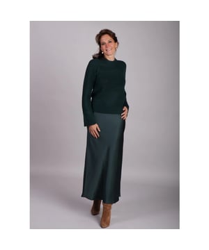 
De lange satijnen rok is dé trend van deze herfst/winter en wij zijn er helemaal weg van! Ontdek de elegante lange satijnen rok Maila van het merk mbyM. Deze donkergroene maxi rok heeft een glanzende afwerking en een elastische taille voor optimaal comfort en een verfijnde uitstraling. Het model, met een lengte van 175 cm, draagt de satijnen maxirok in maat S.
Combineer de donkergroene satijnen rok met de gebreide groene trui Knitty of het groen gebreide wikkelvest Udele voor een onweerstaanbare ton-sur-ton herfst/winterlook. Upgrade je garderobe met de must have satijnen rok.
