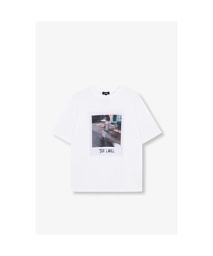 
<p>T-shirt met polaroid opdruk van het merk Alix The Label.</p>
<ul>
<li>Stofsamenstelling: 100% katoen </li>
<li>Pasvorm: valt normaal. Twijfel je over de maat? Neem contact met ons op en we helpen je graag verder! </li>
</ul>