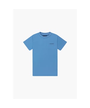 
De Aura T-Shirt in de kleur Periwinkle en zwart is perfect te combineren bij elke outfit. Je kunt de T-Shirt vrijwel bij iedere gelegenheid dragen. Het zit comfortabel en het ademt goed, dat maakt de aanschaf van de kordaat t-shirt een prima investering, naast het feit dat de T-Shirt ook nog eens heerlijk zit. De Aura T-Shirt is gemaakt van is gemaakt van 100% katoen materiaal en is ontworpen met een bedrukte design op de achterzijde en voorzijde.