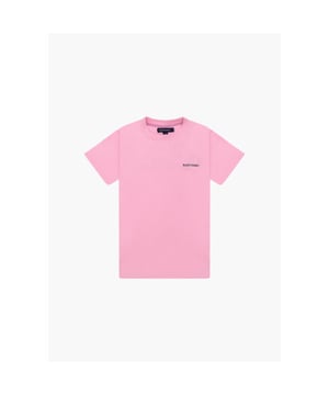 
De Aura T-Shirt in de kleur roze en zwart is perfect te combineren bij elke outfit. Je kunt de T-Shirt vrijwel bij iedere gelegenheid dragen. Het zit comfortabel en het ademt goed, dat maakt de aanschaf van de kordaat t-shirt een prima investering, naast het feit dat de T-Shirt ook nog eens heerlijk zit. De Aura T-Shirt is gemaakt van is gemaakt van 100% katoen materiaal en is ontworpen met een bedrukte design op de achterzijde en voorzijde.