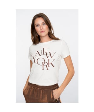 
Dit stijlvolle off-white t-shirt van Geisha dames is een must-have item voor elke kledingkast. Het shirt is gemaakt van 100% katoen, waardoor het heerlijk zacht en comfortabel aanvoelt op de huid. Het t-shirt heeft een klassieke ronde hals en korte mouwen, waardoor het perfect is voor elke dag. De off-white kleur geeft het shirt een tijdloze uitstraling en maakt het gemakkelijk te combineren met verschillende outfits. Of je nu kiest voor een casual look met jeans en sneakers of voor een meer geklede look met een blazer en rok, dit t-shirt van Geisha dames is een veelzijdig kledingstuk dat niet mag ontbreken in jouw garderobe. Bestel nu en ervaar het comfort en de stijl van dit prachtige t-shirt!