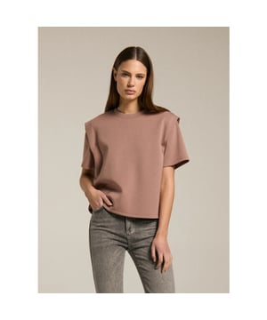 
De Homage Top with Shoulder Detail in roze is de perfecte combinatie van minimalistisch design en subtiele statementdetails. Deze boxy top met rechte snit krijgt een moderne twist door de unieke schouderstructuur die net dat beetje extra geeft. Gemaakt van een zachte, stevige jerseykwaliteit, biedt deze top een comfortabele fit met een verfijnde uitstraling, ideaal om zowel casual als chic te stylen.
Combineer ‘m met je favoriete high-waist jeans of een elegante rok voor een look die altijd klopt. Deze dusty roze tint is bovendien moeiteloos te combineren met neutrale of aardetinten.
Product details

Merk: Homage
Style: Top with Shoulder Detail
Kleur: Roze
Pasvorm: Rechte, boxy fit
Unieke schouderdetails
Lengte: Heuplengte
Materiaal: 63% Viscose, 32% Polyamide, 5% Elastaan
Wasadvies: Machinewas 30°
