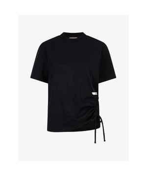 
Het JOSH V Noma T-shirt in de kleur Black is een korte mouwen T-shirt en een musthave voor elke garderobe. Het zwarte T-shirtje is gemaakt van 100% katoen, ingekocht via Better Cotton. Het T-shirt heeft een regular fit en een ronde hals. Een stijlvol detail is het trekkoordaccent aan de linkeronderkant, waardoor je het T-shirt zelf kunt stylen op de manier die jij leuk vindt. Draag het item casual met een jeans of met een rok voor een elegante look.

