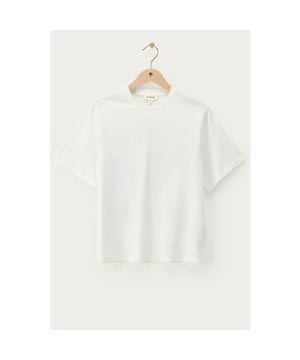 
Dit off-white t-shirt van My Jewellery is dé must-have voor iedere vrouw. Het shirt is gemaakt van 100% katoen en is daardoor zacht en comfortabel om te dragen. Dankzij de korte mouwen is het perfect voor de warme zomerdagen.en#10;en#10;Het t-shirt heeft een klassieke ronde hals en valt soepel om het lichaam. De mooie off-white kleur is makkelijk te combineren met verschillende outfits en geeft een frisse, zomerse uitstraling. Of je het nu draagt op een jeans of een rokje, met dit t-shirt zie je er altijd stijlvol uit.en#10;en#10;Het merk My Jewellery staat bekend om hun trendy en eigentijdse kleding. Dit t-shirt is daar geen uitzondering op. Het logo van het merk is subtiel verwerkt op de voorkant van het shirt, wat zorgt voor een chique uitstraling.en#10;en#10;Het t-shirt is verkrijgbaar in verschillende maten, zodat iedere vrouw zich comfortabel voelt in dit item. Bestel nu dit prachtige off-white t-shirt en geef jouw kledingkast een fashionable upgrade. Shop hem nu  en laat je verrassen door de snelle levering en uitstekende service.