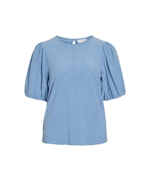 
Het lichtblauwe t-shirt voor dames van het trendy merk Vila is een echte must-have voor jouw garderobe. Het t-shirt is gemaakt van hoogwaardige materialen, namelijk 72% polyester, 25% viscose en 3% elastaan. Hierdoor voelt het shirt niet alleen heerlijk zacht aan, maar behoudt het ook zijn mooie pasvorm. De lichtblauwe kleur is perfect voor het komende seizoen en geeft jouw outfit een frisse en moderne uitstraling. Dit t-shirt met korte mouwen is ideaal voor zowel casual als chique gelegenheden en kan eindeloos gecombineerd worden. Bestel dit fashionable t-shirt van Vila nu in de webshop  en maak een statement met jouw stijl!