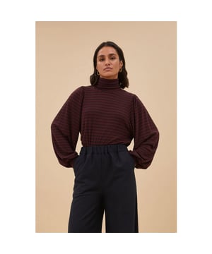 
<p>Timeless warmth meets elegance! De jojo roll melange stripe top heeft een hoge col en een normale pasvorm. De pofmouwen en de all-over strepen print geven een speelse en stijlvolle touch aan de top. Maak de look compleet met de jaxx pant voor een chique look!</p><br>Kleur: Pecan <br>
Materiaal: <br>
modelinfo: 172 centimeter, draagt maat s<br>
maatadvies: deze maat valt normaal<br>
fit: normale pasvorm