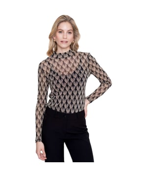 
Deze zwarte top van Geisha combineert een verfijnde ronde hals met een beige dessin dat door de fijne mesh-structuur heen speelt, en geeft daarmee een elegante maar speelse indruk. De licht elastische mix van elastane en nylon volgt je vormen op natuurlijke wijze, waardoor de pasvorm normaal aanvoelt en je vrij kunt bewegen zonder in te leveren op stijl. Met een normale lengte en een doordachte print werkt dit model makkelijk onder een blazer of solo met je favoriete jeans, en de fijne stof zorgt voor een luchtige uitstraling die tegelijk chic oogt.