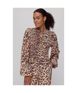 
<p>Add a wild touch to your wardrobe. De ELIN top in LEXIE-LEOPARD is een soepelvallende blouse met subtiele pofmouwen en een ronde halslijn. De kleurrijke panterprint in roze- en oranje tinten geeft deze top een uitgesproken look. De lichte stof en keyhole-sluiting maken haar comfortabel stijlvol, draag los of onder een gilet. Wild print, feminine shape. </p><br>Kleur: lexie leopard<br>
Materiaal: 93% Viscose, 7% Polyester <br>
Het model is 174 cm en draagt maat S