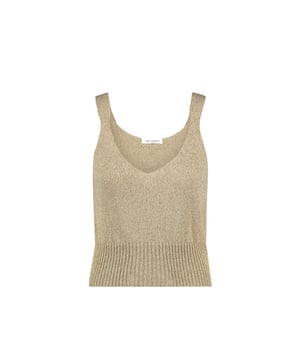 
De Lurex Shiny Top (BDC 25012) van JANE LUSHKA is een stijlvolle en elegante toevoeging aan je garderobe. Uitgevoerd in een prachtige gouden kleur met een subtiele glans, straalt deze top pure luxe uit. De diepe V-hals en brede bandjes geven een vrouwelijke en verfijnde uitstraling, terwijl de elastische ribboord aan de onderkant zorgt voor een comfortabele pasvorm. Dankzij de lichte en stretchy stof voelt de top heerlijk aan op de huid. <br />Perfect te combineren met de Kober Cotton Poplin Pants voor een chique look. Met de Lurex Shiny Top steel je moeiteloos de show bij elke gelegenheid!<br /><br />Productspecificaties:<br />- Kleur: Goud<br />- Pasvorm: Comfortabel, licht getailleerd<br />- Materiaal: Zachte en stretchy lurex stof met een subtiele glans<br />- Halslijn: Diepe V-hals voor een elegante uitstraling<br />- Mouwlengte: Mouwloos, brede schouderbandjes<br />- Sluiting: Geen, eenvoudig aan te trekken<br />- Lengte: Valt op de taille met elastische ribboord voor een flatterende fit