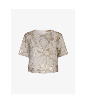 
Prachtige top van Josh V. Top is perfect matchen met de Josh V rok van art. 91037. Perfect top voor een bruiloft en/of zakelijke gelegenheden.
Een absolute must-have voor elke garderobe! De JOSH V Kiliana dames top in de kleur Stone Silver is verrijkt met een all-over jacquard geweven flower patroon en metallic details. Combineer de Kiliana top met de JOSH V Mies broek in Light Ecru voor een casual chique look, of ga voor de complete set en combineer de top met de bijpassende Marleen rok. Perfect voor zowel een diner, feest als een zakelijke setting. 
Materiaal 83% Polyester, 17% Gemetalliseerd garen
Materiaaleigenschap Geweven patroon, Glanzende finish, Shiny lurex details
Wasvoorschrift Chemisch reinigen niet mogelijk, Niet drogen in droogtrommel, Lauw strijken max. 110Âº (1 dot), Zachte was 30Âº, Was in waszakje, Was met soortgelijke kleuren, Was binnenstebuiten
Stretch Zonder stretch