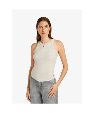 
De Josh V Nada Top in Ecru Melange is een tanktop met ribkwaliteit en een toon op toon geborduurd logo. De top is rond afgesneden aan de onderkant. De top is de perfecte basic om te layeren.
