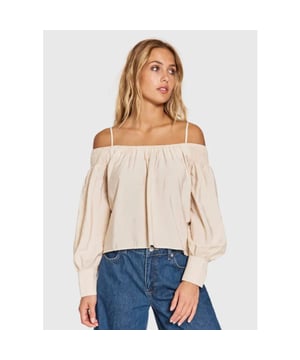 
<p><strong>Productomschrijving</strong></p>
<p>Off shoulder top van het merk NORR. De top heeft verstelbare spaghetti bandjes en valt heel flowy. </p>
<ul>
<li>Stofsamenstelling: 88<span>% Viscose, 12% nylon. </span>
</li>
<li>Pasvorm: valt normaal. Twijfel je over de maat? Neem contact met ons op en we helpen je graag verder! </li>
</ul>