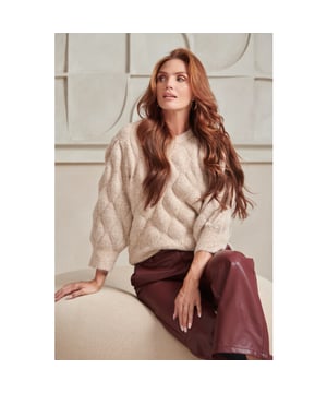
Deze gebreide top van Smashed Lemon is een frisse aanvulling op je herfst of winterlook. De losvallende pasvorm en korte lengte zorgen voor een comfortabele, casual uitstraling. Gemaakt van een zachte wool blend knit stof een effen kleur voor ultieme veelzijdigheid. Belangrijke punten:- - Zachte knit stof in verschillende kleuren - Losvallende pasvorm voor dagelijks comfort - Perfect voor laagjes of solo te dragen Verkrijgbaar in Cerise, light Blue, camel. Specificaties :

  
 * Stijl: Gebreide Tops 
 * Print: Uni 
 * Pasvorm: Losvallend 
 * Lengte: Kort 
 * Model is: 173 cm tall and wears size S/36 
 * Country of origin: Made in P.R.C. 
 * Verkrijgbaar in kleuren: Roze, Blauw, Taupe 
 * Lining: No 
 * Fabric composition: 5%wool 9%nylon 29%recycled polyester 14%polyester 39%acrylic 4%Spandex 
 
 
 
   
 *