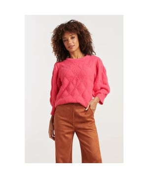 
Deze gebreide top van Smashed Lemon is een frisse aanvulling op je herfst of winterlook. De losvallende pasvorm en korte lengte zorgen voor een comfortabele, casual uitstraling. Gemaakt van een zachte wool blend knit stof een effen kleur voor ultieme veelzijdigheid. Belangrijke punten:- - Zachte knit stof in verschillende kleuren - Losvallende pasvorm voor dagelijks comfort - Perfect voor laagjes of solo te dragen Verkrijgbaar in Cerise, light Blue, camel. Specificaties :

  
 * Stijl: Gebreide Tops 
 * Print: Uni 
 * Pasvorm: Losvallend 
 * Lengte: Kort 
 * Model is: 173 cm tall and wears size S/36 
 * Country of origin: Made in P.R.C. 
 * Verkrijgbaar in kleuren: Roze, Blauw, Taupe 
 * Lining: No 
 * Fabric composition: 5%wool 9%nylon 29%recycled polyester 14%polyester 39%acrylic 4%Spandex 
 
 
 
   
 *