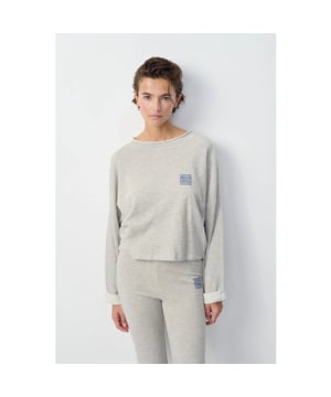 
<p>De Zofbay-sweater is een combinatie van eenvoud en zachte materialen en daarmee een nieuwe basic in de American Vintage-collectie</p>
<ul>
<li>Ruim en recht model</li>
<li>Lange mouwen</li>
<li>Ronde hals</li>
<li>Print van het "American Vintage"-logo op de voorkant</li>
<li>Omgeslagen zomen</li>
<li>Oversized. Wordt los gedragen, neem uw gebruikelijke maat.</li>
</ul><br>Kleur: HEATHER GREY GRISCH <br>
Materiaal: 82% katoen, 18% polyester<br>
Het model is 175 cm lang en draagt maat S
