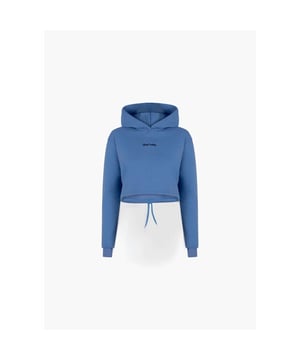 
De daily crop hoodie in de kleur licht blauw en zwart is perfect te combineren met de bijpassende daily trackpants. De ideale outfit om lekker te relaxen. Je kunt het vrijwel bij iedere gelegenheid dragen. De daily crop hoodie zit comfortabel en het ademt goed, dat maakt de aanschaf van de daily crop hoodie een prima investering, naast het feit de daily crop hoodie ook nog eens heerlijk zit. De daily crop hoodie heeft een koordsluiting aan de achterzijde en heeft Black Donkey geborduurd op de voorzijde. De daily crop hoodie is gemaakt van 100% katoen.