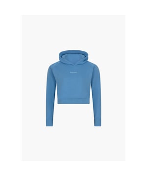 
Maak een statement in stijl met onze Varsity Crop Hoodie in een verfrissend lichtblauw. Deze hoodie brengt een moderne draai aan de klassieke varsity-stijl en biedt ultiem comfort en een trendy uitstraling.