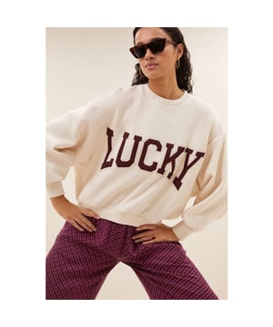 
<div>
<div>Voeg een lucky touch aan je garderobe toe met de bibi patchwork sweater! Een casual all-time classic die comfort en stijl perfect combineert. Met een losvallende pasvorm en verlaagde schoudernaden biedt deze sweater een ontspannen look, terwijl het patchwork een speelse touch toevoegt. De ronde halslijn en lange mouwen maken het een veelzijdig stuk dat je moeiteloos combineert voor elke casual gelegenheid</div>
<div>
<ul>
<li>all-time classic</li>
<li>verlaagde schoudernaden</li>
<li>losvallende pasvorm</li>
</ul>
</div>
</div><br>Kleur: oyster melee<br>
Materiaal: 80% katoen, 20% polyester<br>
modelinfo: 178 centimeter, draagt maat s<br>
fit: oversized
