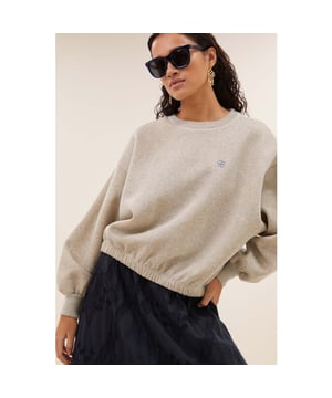 
<p>Een perfecte balans tussen stijl en comfort! De verlaagde schoudernaden en elastische band aan de onderkant creëren een relaxte uitstraling. Met een ronde hals en lange mouwen is deze veelzijdige sweater gemakkelijk te combineren. De sparkle details voegen een vleugje glamour toe aan je look.</p>
<ul>
<li>verlaagde schoudernaden</li>
<li>elastieken band</li>
<li>losvallende pasvorm</li>
</ul><br>Kleur: gold<br>
Materiaal: 86% katoen, 7% metal, 7% polyamid<br>
maatadvies: dit artikel valt op maat<br>
modelinfo: 178 centimeter, draagt maat s<br>
fit: oversized