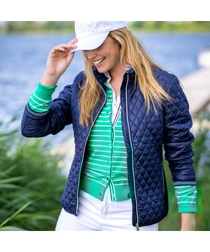 
<b>Gebreid vest HVS-Sadie – elegant, comfortabel & stijlvol</b></br>
</br>
<p>Maak een verfijnde indruk met het gebreide vest HVS-Sadie. Dit tijdloze item combineert de allure van het verfijnde pololifestyle met hedendaagse en modieuze elementen. Of je kiest voor de effen variant of voor de opvallende versie met streepdesign; met dit veelzijdige vest ben je altijd verzekerd van een chique verschijning. Met verfijnde details zoals de drukknoopsluiting aan de voorkant, geribde boorden en subtiele logo-accenten, brengt dit vest jouw persoonlijke stijl naar een hoger niveau. HVS-Sadie biedt het ultieme comfort en luxe uitstraling, ideaal voor ontspannen momenten én stijlvolle gelegenheden.</p>

<ul>
<li>Hoogwaardige gebreide kwaliteit voor extra comfort</li>
<li>Elegante drukknoopsluiting voor eenvoudig dragen</li>
<li>Geribde boorden bij halslijn, manchetten en zoom voor een mooie pasvorm</li>
<li>Subtiele logo-borduursel op de borst voor een stijlvolle touch</li>
<li>Verfijnd metalen merkplaatje aan de voorzijde</li>
</ul> 80% cotton 18% polyamide 2% elastan