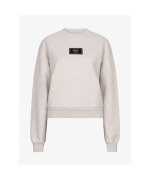 
De JOSH V Ebah dames sweater in de kleur Salt Melange is perfect te combineren met een jeans of shortje. De sweater is voorzien van een zwart JOSH V canvas label aan de voorkant. Het subtiele logo geeft de sweater een unieke uitstraling. De grijze sweater is gemaakt van katoen, ingekocht via Better Cotton, en heeft een regular fit.
