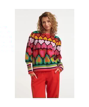 
Voeg een speelse en kleurrijke touch toe aan je garderobe met de Smashed Lemon Multi kleur gebreide top met hartjesprint. Deze opvallende top heeft een oversized fit en lange, wijde mouwen, wat zorgt voor een comfortabele en modieuze look. De rib gebreide hoge ronde hals, samen met de rib gebreide boorden en zoom in een heldere kleuren, geven deze top een levendige en verfijnde afwerking. De top is gemaakt van een hoogwaardige viscosemix garen, wat zorgt voor een zachte en luxe draagervaring. De vrolijke hartjesprint in een mix van verschillende heldere kleuren maakt deze top een echte blikvanger, perfect om op te vallen in elke gelegenheid.

 Belangrijkste kenmerken:

  • Gemaakt van een zachte viscosemix garen in verschillende kleur tinten 


  • Rib gebreide hoge ronde hals, boorden en zoom in heldere kleuren 


  • Oversized fit met lange, wijde mouwen